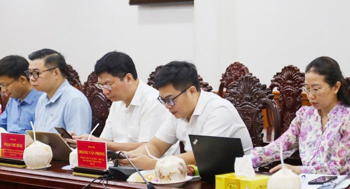 Đại biểu tham dự buổi khảo sát.