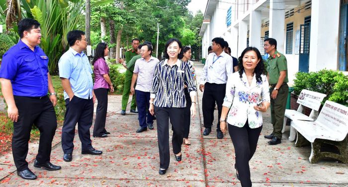 Đoàn công tác kiểm tra công tác chuẩn bị tại điểm thi THPT Châu Phú, xã Mỹ Đức.