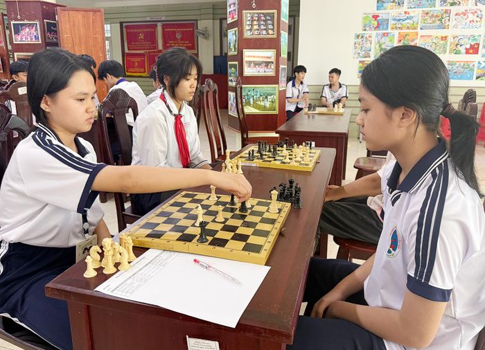 Các em tham gia thi đấu giải cờ vua.