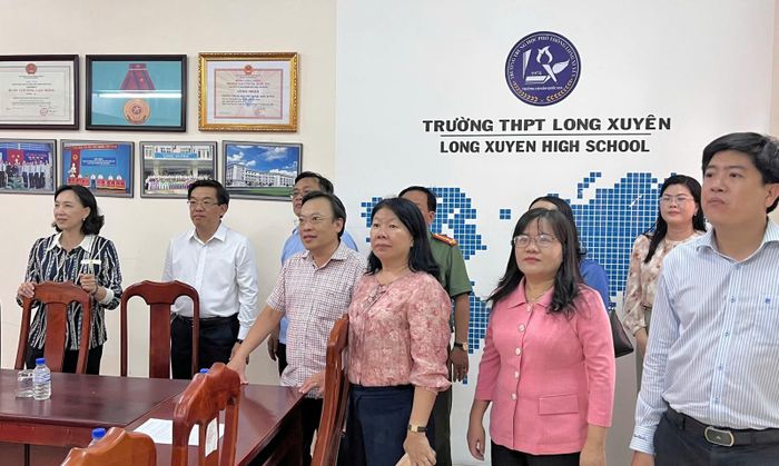 Phó Chủ tịch UBND tỉnh An Giang Nguyễn Thị Minh Thúy kiểm tra phòng bảo quản đề thi và bài thi tại Trường THPT Long Xuyên.