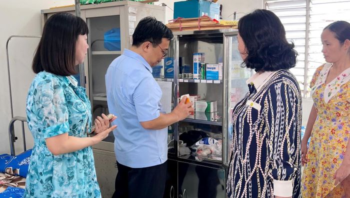 Phó Chủ tịch UBND tỉnh An Giang Nguyễn Thị Minh Thúy kiểm tra phòng y tế của Trường THPT chuyên Thoại Ngọc Hầu.