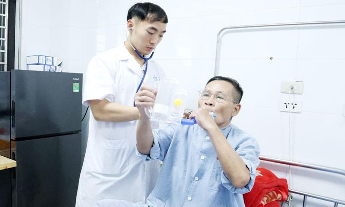  Ông Tống Ngọc Hiển tập thở phục hồi chức năng hô hấp. 