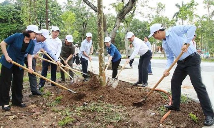  Các đại biểu trồng cây hưởng ứng phong trào Toàn dân chung tay bảo vệ môi trường. 