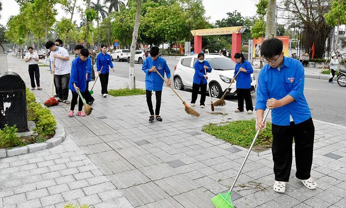  Lực lượng thanh niên tham gia dọn vệ sinh tại khu vực công viên Nguyên Phi Ỷ Lan. 