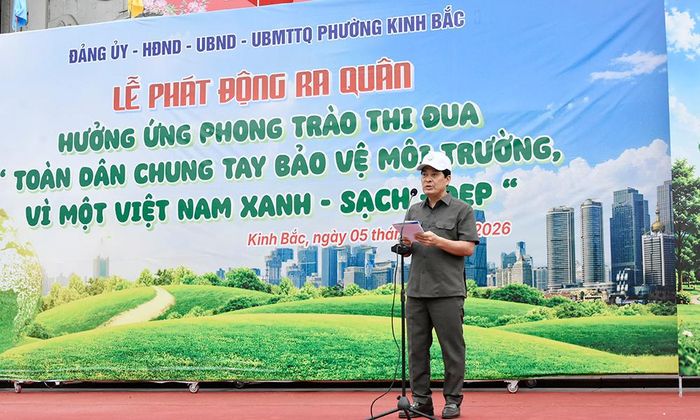  Đồng chí Nguyễn Mạnh Hiếu kêu gọi người dân phường Kinh Bắc tham gia bảo vệ môi trường từ những hành động đơn giản nhất. 