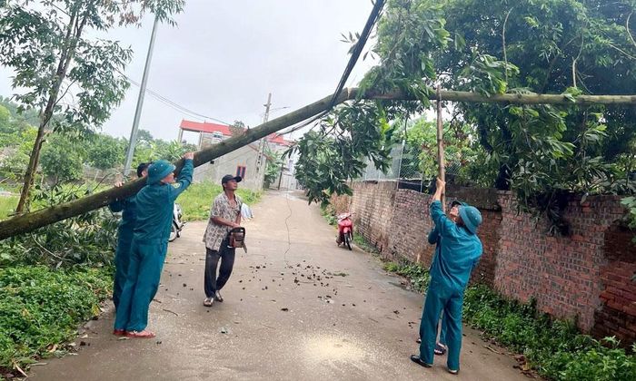 Lực lượng dân quân xã Mỹ Thái khắc phục hậu quả sau mưa giông. 