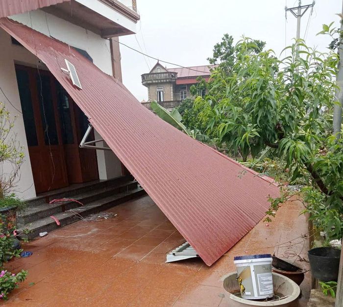  Giông lốc làm sập mái nhà của một hộ dân ở xã Hợp Thịnh. 