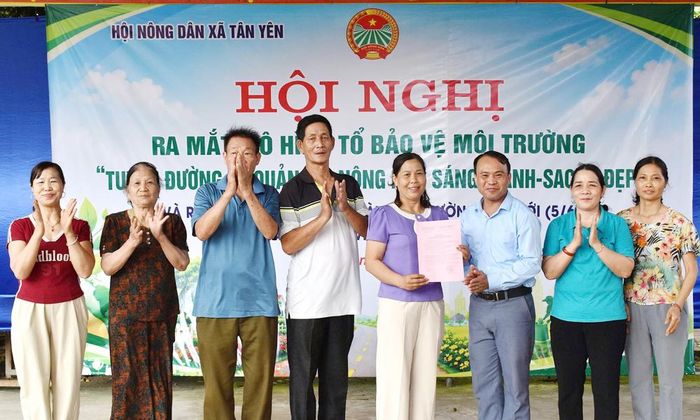  Lãnh đạo Hội Nông dân xã Tân Yên trao quyết định thành lập "Tổ hội nông dân bảo vệ môi trường" cho chi hội thôn Nguộn A. 