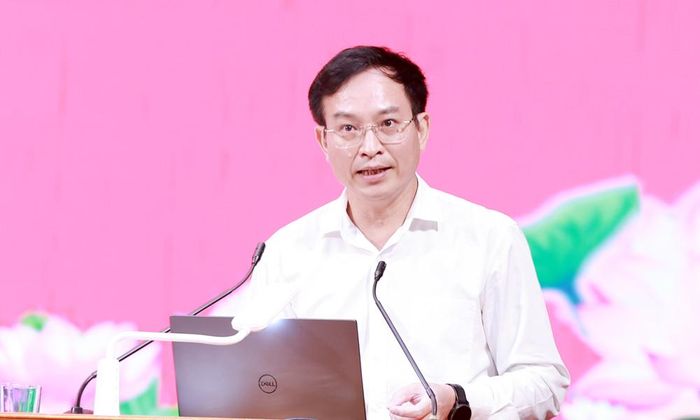  Phó Giáo sư, Tiến sĩ Bùi Văn Huyền trao đổi các nội dung về tăng trưởng. 