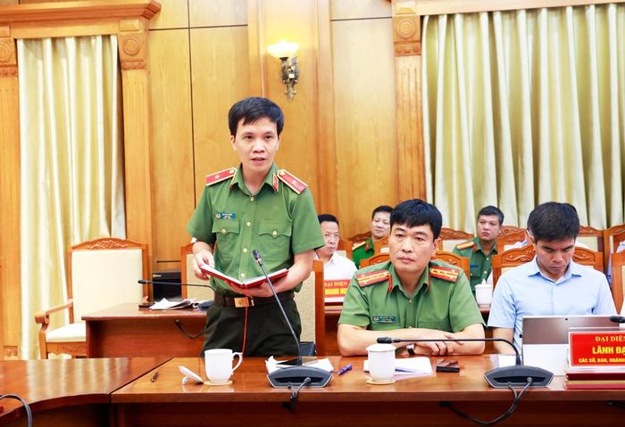  Thiếu tướng Bùi Duy Hưng trao đổi tại hội nghị. 