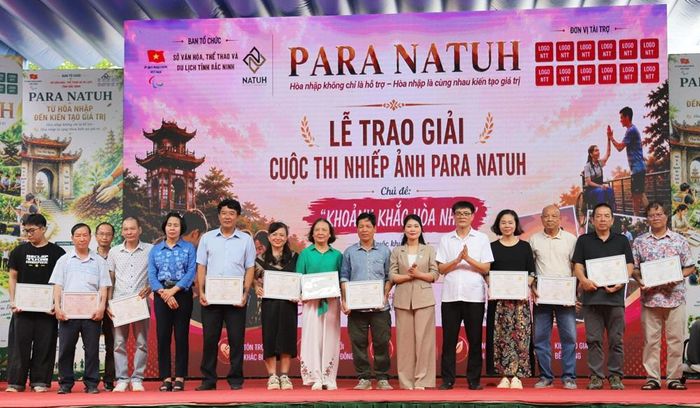  Ban tổ chức trao giải cho các tác giả có tác phẩm đạt giải Cuộc thi Nhiếp ảnh Para Natuh “Khoảnh khắc hòa nhập”. 