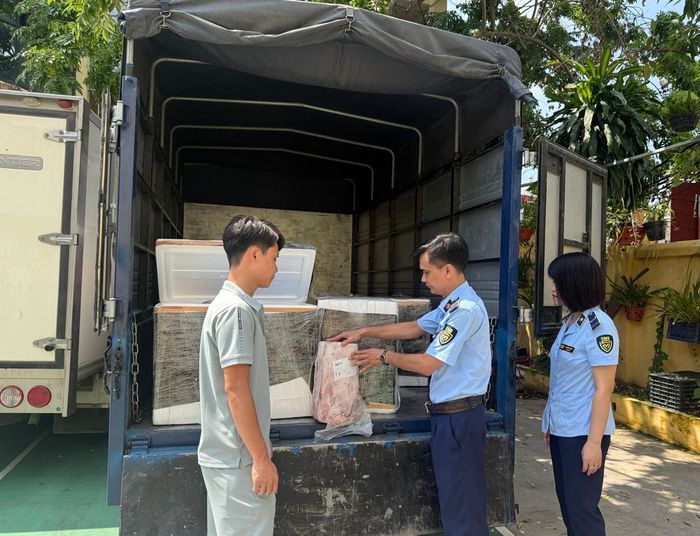  Cán bộ Chi cục Quản lý thị trường kiểm tra số thịt bò không rõ nguồn gốc do Phòng Cảnh sát giao thông phát hiện, bàn giao. 