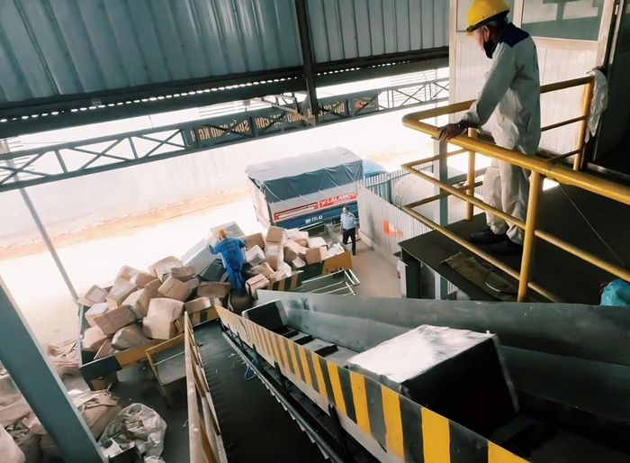  Các thùng thịt bò đông lạnh được đưa lên dây chuyền đưa đi tiêu hủy. 
