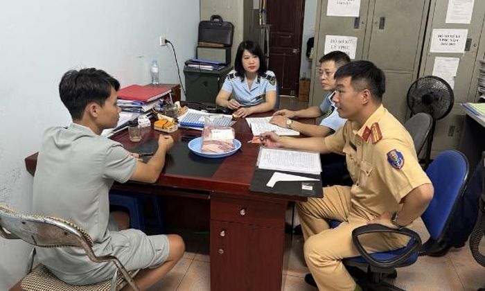  Lực lượng chức năng làm việc với người vận chuyển đồng thời là chủ số thịt bò đông lạnh. 