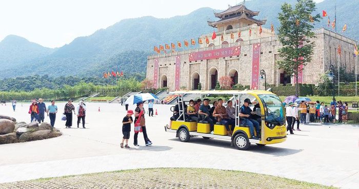  Du khách tham quan Khu du lịch tâm linh - sinh thái Tây Yên Tử (xã Tây Yên Tử). 