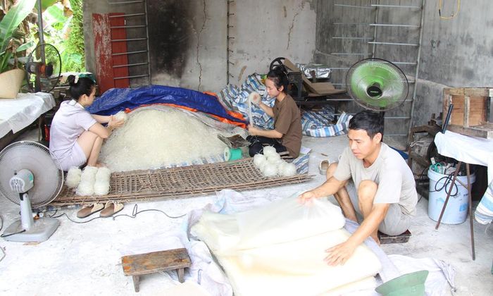  Được bà con nhường khu sinh hoạt chung, gia đình anh Nguyễn Văn Thứ, thôn Tử Nê có chỗ sản xuất mì gạo, ổn định cuộc sống tại nơi ở tạm. 