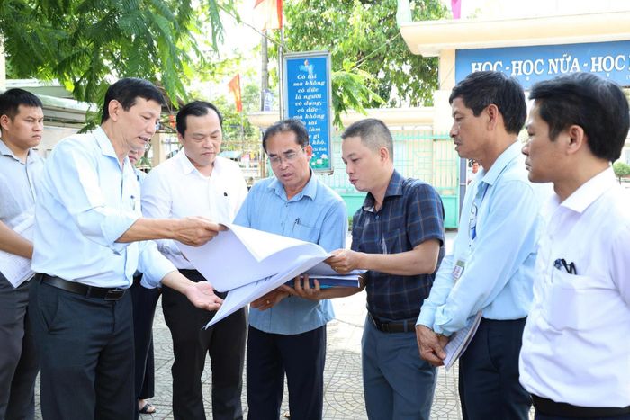 Lãnh đạo thành phố Đà Nẵng kiểm tra tiến độ triển khai dự án một số trường học. Ảnh: NGỌC HÀ.