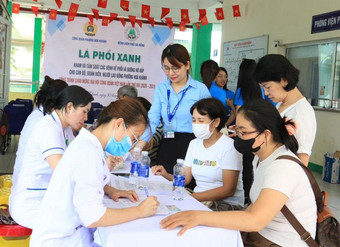 Y bác sĩ Bệnh viện Phổi Đà Nẵng khám và tầm soát miễn phí các bệnh về phổi và đường hô hấp cho cán bộ, đoàn viên, người lao động phường Hòa Khánh. Ảnh: L.H