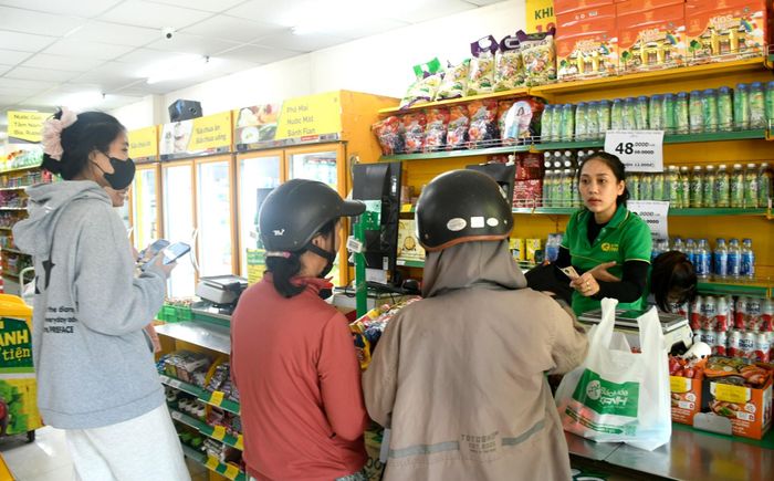 Hoạt động của những siêu thị mini giúp người dân nông thôn tiếp cận đa dạng các chuỗi tiện ích thương mại. Ảnh: QUANG VIỆT