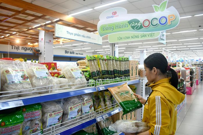 Người dân tiếp cận các sản phẩm OCOP thành phố Đà Nẵng. Ảnh: QUANG VIỆT