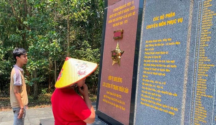 Khách tham quan di tích căn cứ Khu ủy Khu 5. Ảnh: K.L
