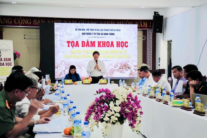 Các nhà nghiên cứu, nhân chứng lịch sử tham dự tọa đàm khoa học “Tham vấn ý kiến chuyên gia, nhân chứng lịch sử về giá trị lịch sử đặc biệt của di tích Căn cứ Khu ủy Khu 5”. Ảnh: ALĂNG NGƯỚC