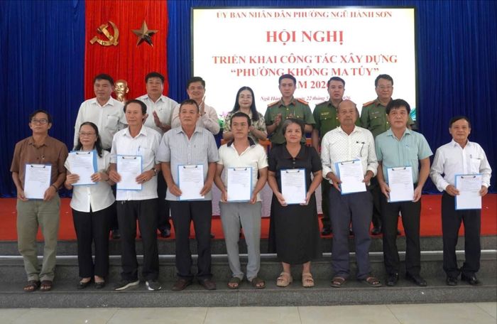 Đại diện các đơn vị ký giao ước thi đua thực hiện nhiệm vụ xây dựng phường không ma túy. Ảnh: N.H
