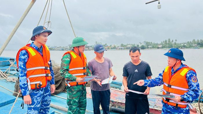 Lực lượng chức năng phối hợp tuyên truyền pháp luật về biển, đảo cho ngư dân thành phố. Ảnh: THÀNH CÔNG