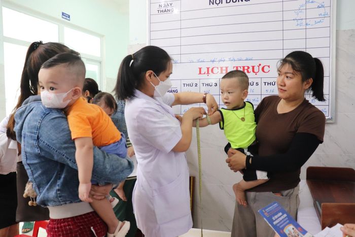 Tiếp nhận, khám sàng lọc cho các đối tượng ưu tiên vào sáng 5/6. Ảnh: KHÁNH NGÂN