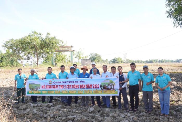 Nông dân phường An Thắng ra quân thu gom rác thải và bao bì thuốc bảo vệ thực vật sau sử dụng vào tháng 5/2026. Ảnh: P.A