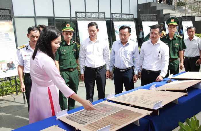 Các đại biểu tham quan khu trưng bày tư liệu về Hoàng Sa. Ảnh: ĐẮC MẠNH