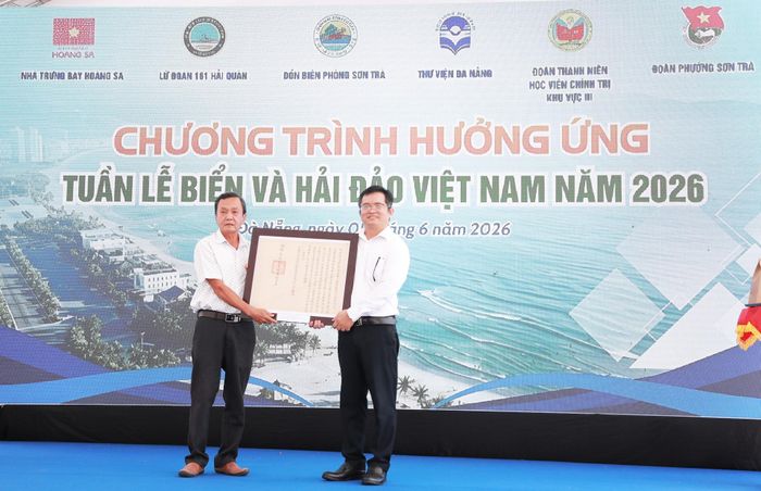 Ông Mai Văn Khôi, đại diện tộc Mai Văn (bên trái) trao tặng tư liệu cho Nhà Trưng bày Hoàng Sa. Ảnh: ĐẮC MẠNH