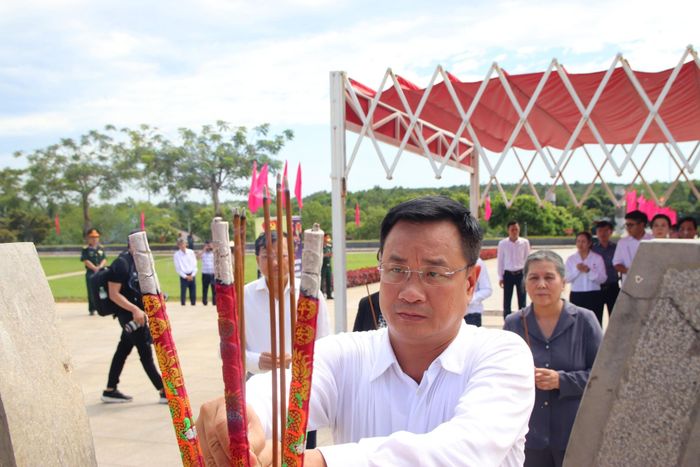 Bí thư Thành ủy Lê Ngọc Quang dâng hương tại Tượng đài Mẹ Việt Nam anh hùng. Ảnh: TRỌNG HUY