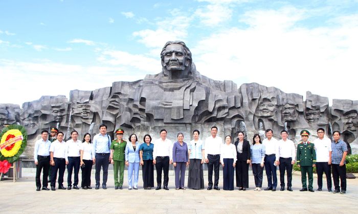 Đoàn đại biểu chụp hình lưu niệm trước Tượng đài Mẹ Việt Nam anh hùng. Ảnh: TRỌNG HUY