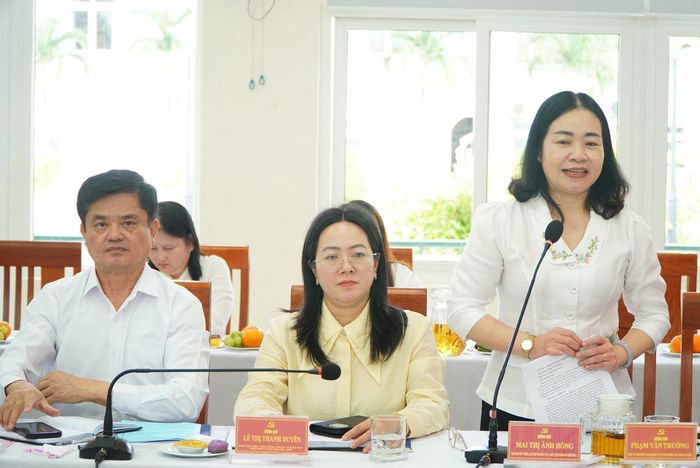 Bí thư Đảng ủy phường Ngũ Hành Sơn Mai Thị Ánh Hồng phát biểu tại buổi làm việc với đoàn khảo sát. Ảnh: VINH ANH