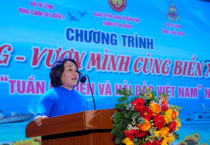 Trưởng ban Tuyên giáo và Dân vận Thành ủy Huỳnh Thị Thùy Dung phát biểu khai mạc chương trình. Ảnh: T.CÔNG