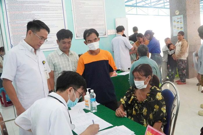 Khám sức khỏe miễn phí cho người dân xã Trà Leng. Ảnh: ĐVCC