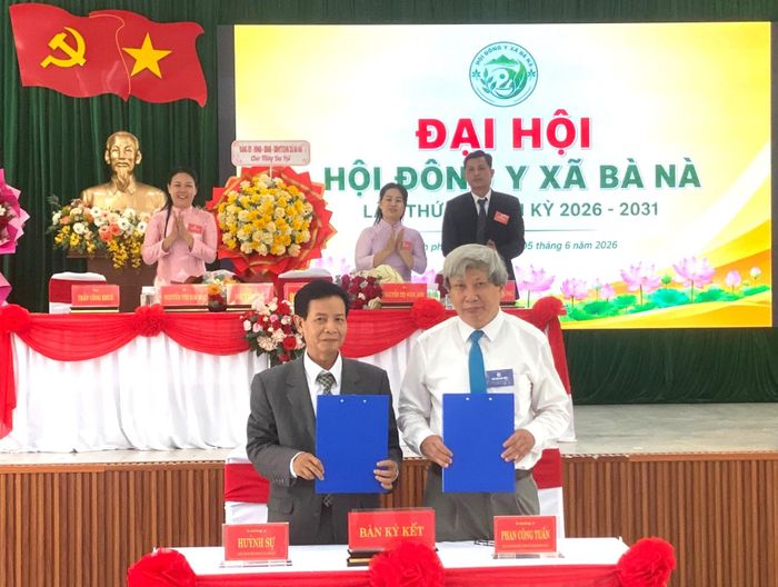 Ký kết hợp tác giữa Hội Đông y xã Bà Nà và Hội Dược liệu thành phố Đà Nẵng. Ảnh: KHÁNH LINH