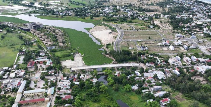 Cầu Nghĩa Tự chưa thi công được đường dẫn do vướng mặt bằng. Ảnh: CÔNG TÚ