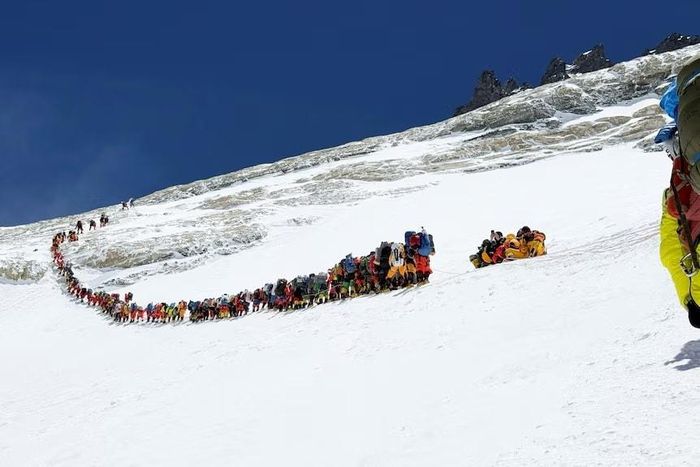 Các nhà leo núi xếp hàng chuẩn bị chinh phục đỉnh Everest tháng 5/2026. Ảnh: Reuters