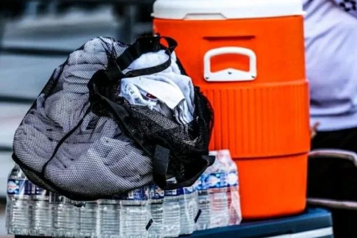 Nội bộ FIFA mẫu thuẫn vì lệnh cấm mang bình nước.