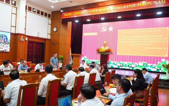 Các thành viên đoàn khảo sát trao đổi ý kiến tại buổi làm việc. Ảnh: VINH ANH