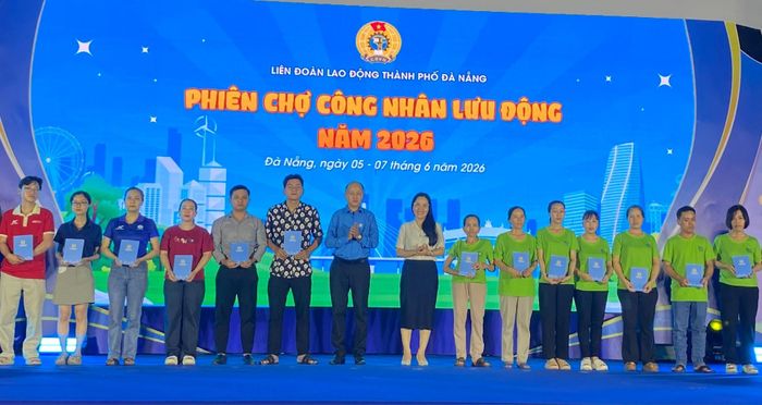 Nhiều phần quà cho đoàn viên, người lao động có hoàn cảnh khó khăn tại phiên chợ. Ảnh: KHÁNH LINH