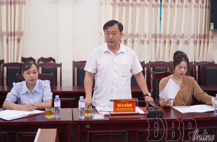 Đồng chí Vừ A Bằng, Ủy viên Ban Thường vụ Tỉnh ủy, Trưởng Ban Tuyên giáo và Dân vận Tỉnh ủy phát biểu tại hội nghị.