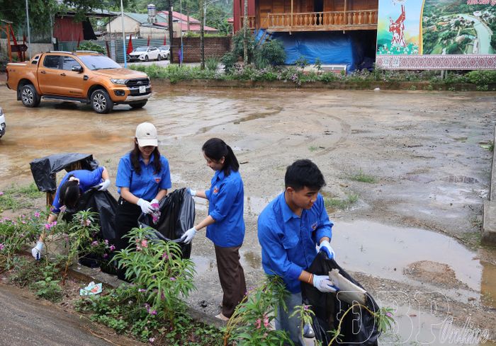 Đông đảo cán bộ, đoàn viên, hội viên và nhân dân tham gia hưởng ứng chương trình “Cùng hành động vì hành tinh xanh” sau lễ phát động.