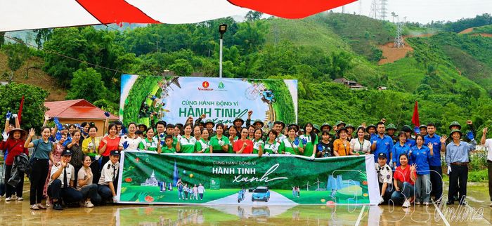 Cán bộ, hội viên, đoàn viên, chiến sĩ và nhân dân phường Điện Biên Phủ hưởng ứng thông điệp “Cùng hành động vì hành tinh xanh” sau lễ phát động.