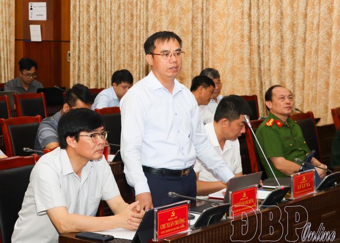 Bí thư Đảng ủy phường Điện Biên Phủ phát biểu tại hội nghị. 