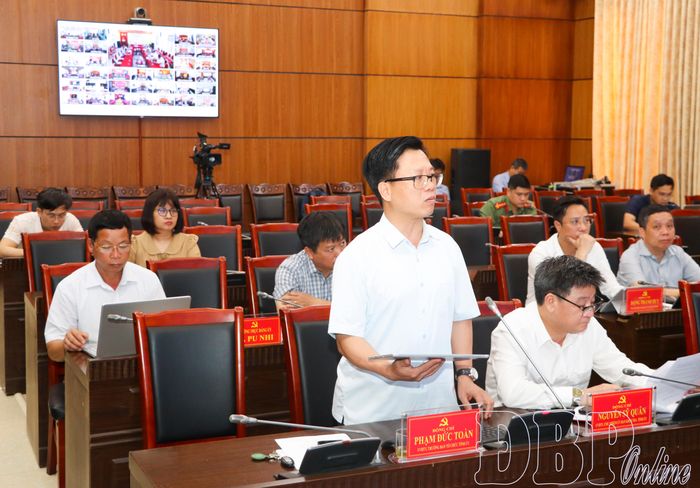 Đồng chí Phạm Đức Toàn, Ủy viên Ban Thường vụ, Trưởng ban Tổ chức Tỉnh ủy trả lời các kiến nghị của xã, phường liên quan công tác tổ chức.