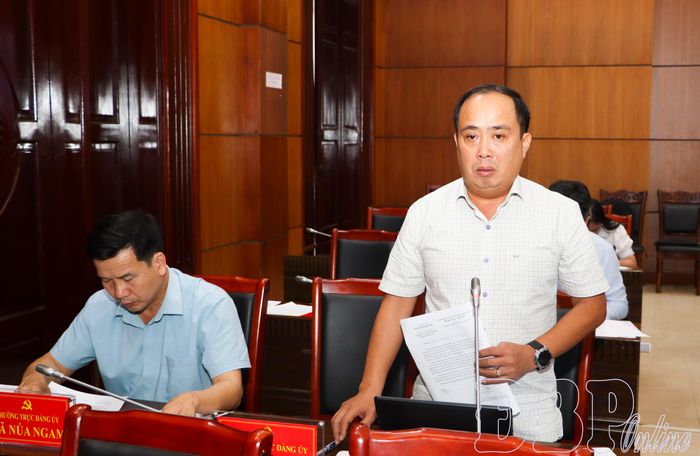 Bí thư Đảng ủy xã Mường Phăng phát biểu tại hội nghị.