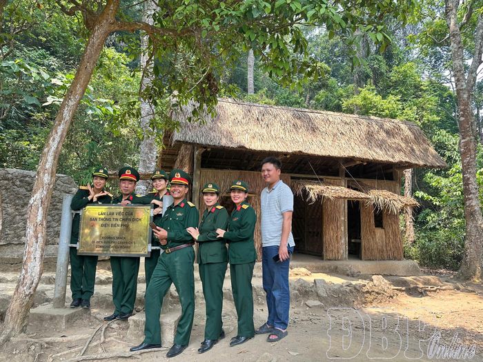 Du khách chụp ảnh lưu niệm tại di tích Sở Chỉ huy Chiến dịch Điện Biên Phủ.